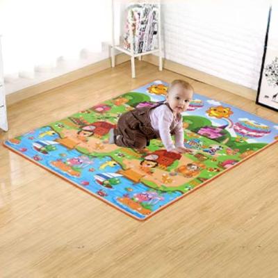 Tapis-de-sol-bébé-curiosité