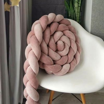 Une tresse de lit 3m rose poudré posée sur une chaise.
