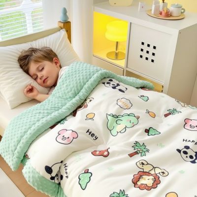 Couverture bébé motifs animaux pastel - Enfant souriant dans lit avec couverture douce vert menthe réversible