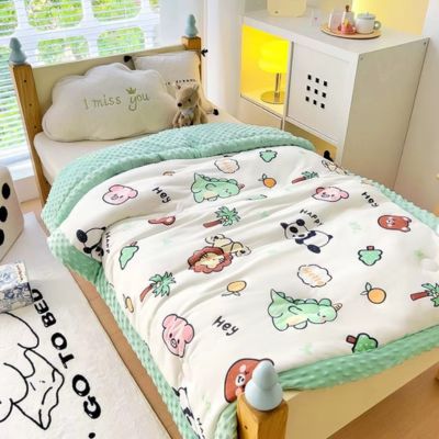Couverture bébé motifs animaux pastel - Vue complète de la couverture douce vert menthe réversible sur lit en bois"