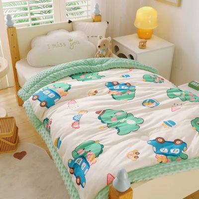 Couverture bébé motifs dinosaures verts - Vue complète de la couverture douce vert menthe réversible sur lit en bois