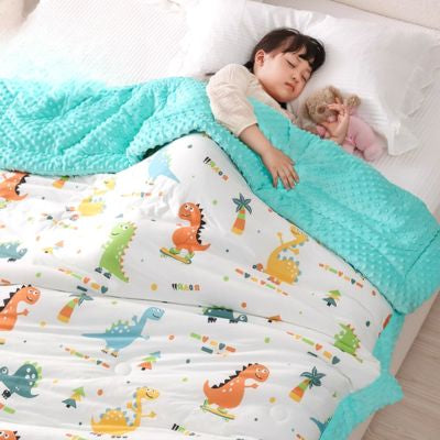 Couverture bébé premium texture menthe dinosaures colorés fillette dormant sereinement