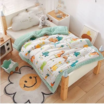 Couverture bébé texture menthe dinosaures colorés sur lit bois chambre enfant moderne avec tapis nuage