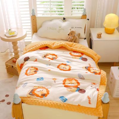 Couverture bebe-lit en bois avec parure motifs lion orange et bordure jaune, ambiance chaleureuse et réconfortante