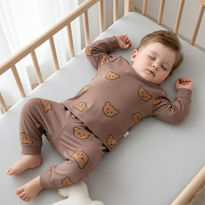 Pyjama bébé motif ours marron - bébé endormi dans son li