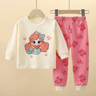 Pyjama bebe a motif sirene, ensemble haut et pantalon assorti suspendu sur cintre beige.