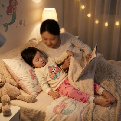 Pyjama bebe a motif sirene, petite fille endormie avec maman lisant une histoire 