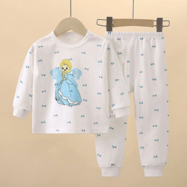 Pyjama bebe blanc avec motif Reine des Neiges, ensemble haut et pantalon assorti suspendu sur cintre beige.