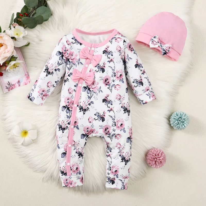Pyjama bebe blanc à fleurs avec nœuds rose, bonnet assorti et chaussons