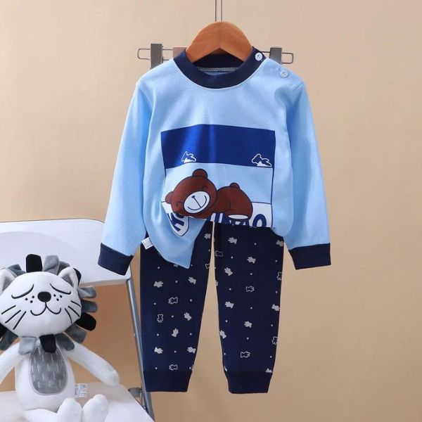 Pyjama bebe bleu motif ours sur cintre.