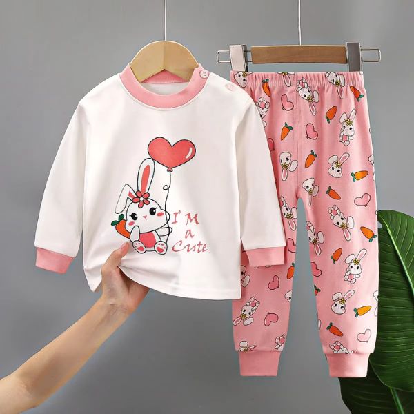 Pyjama bebe - Ensemble sur cintre avec lapin "I'M A CUTIE" et motifs lapins carottes coeurs.