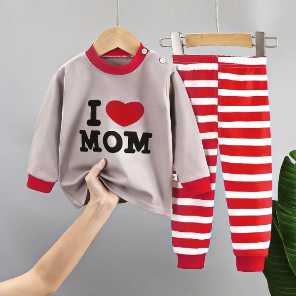 Pyjama bebe "I ❤️ MOM" gris et rouge à rayures - Ensemble doux et confortable sur cintre.