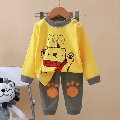 Pyjama bebe jaune et gris motif ours sur cintre.