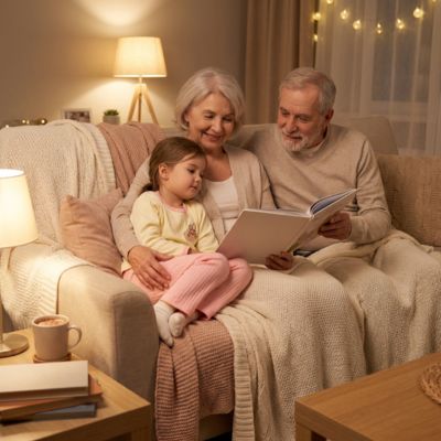 Pyjama bebe rose motif lapin, moment lecture avec grands-parents au lit