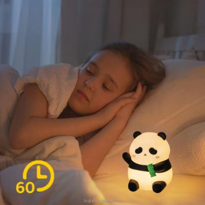 veilleuse bébé petite fille dort avec une lumiere tamiser